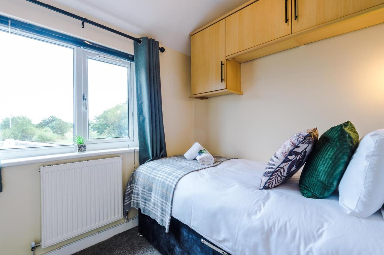 Charming 3-bed In Chester, Ideal For Families & Workers, Free Parking - Sleeps 7 Честер